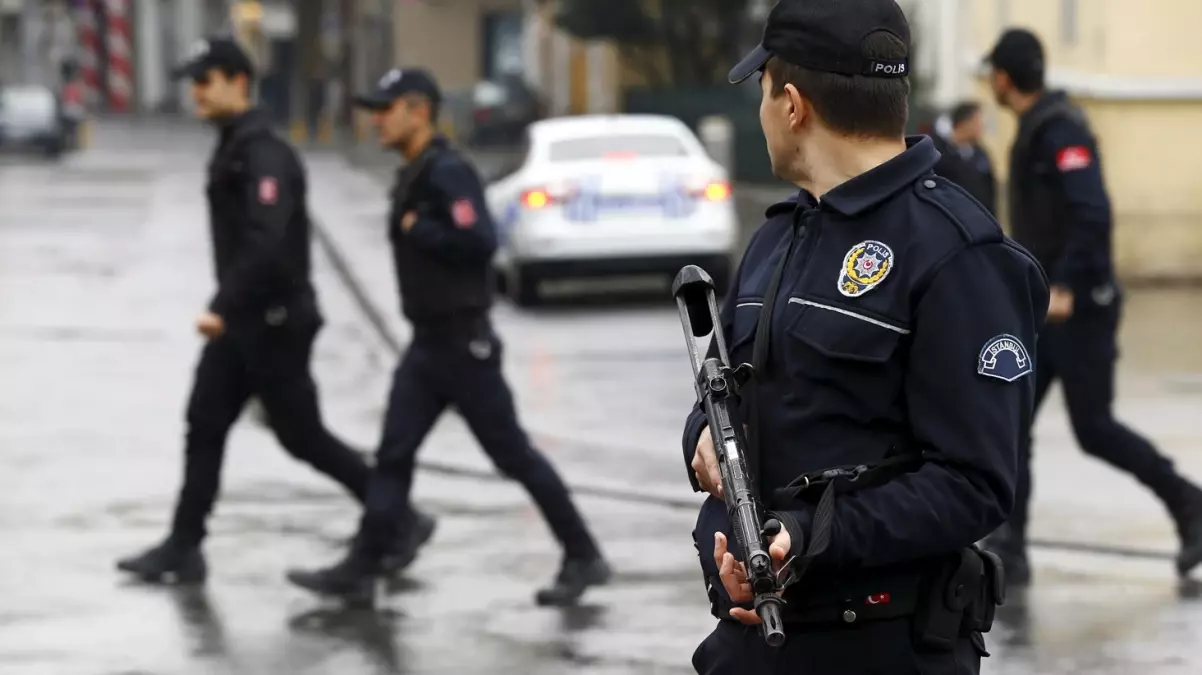 Ataşehir'de polis memuru, tartıştığı meslektaşını silahla bacağından vurdu