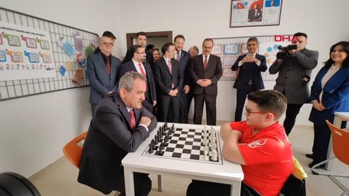Bakan Özer, Dünya Şampiyonu Kaan İle Satranç Oynadı