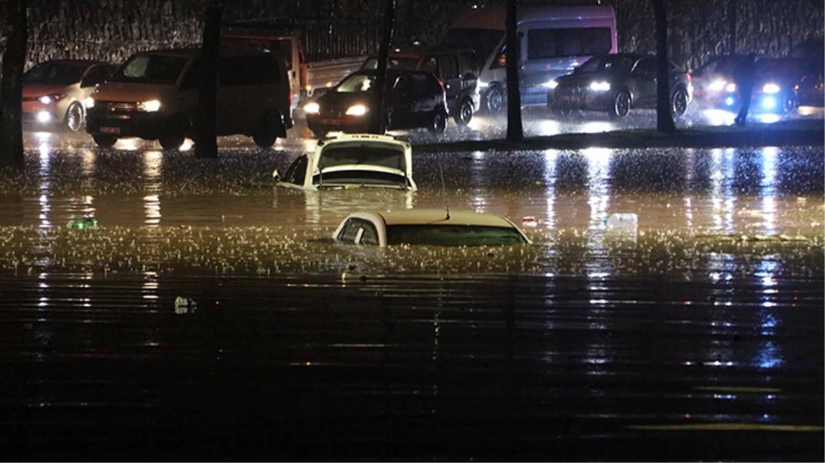 Gaziantep'te sağanak yağış nedeniyle yollar göle döndü