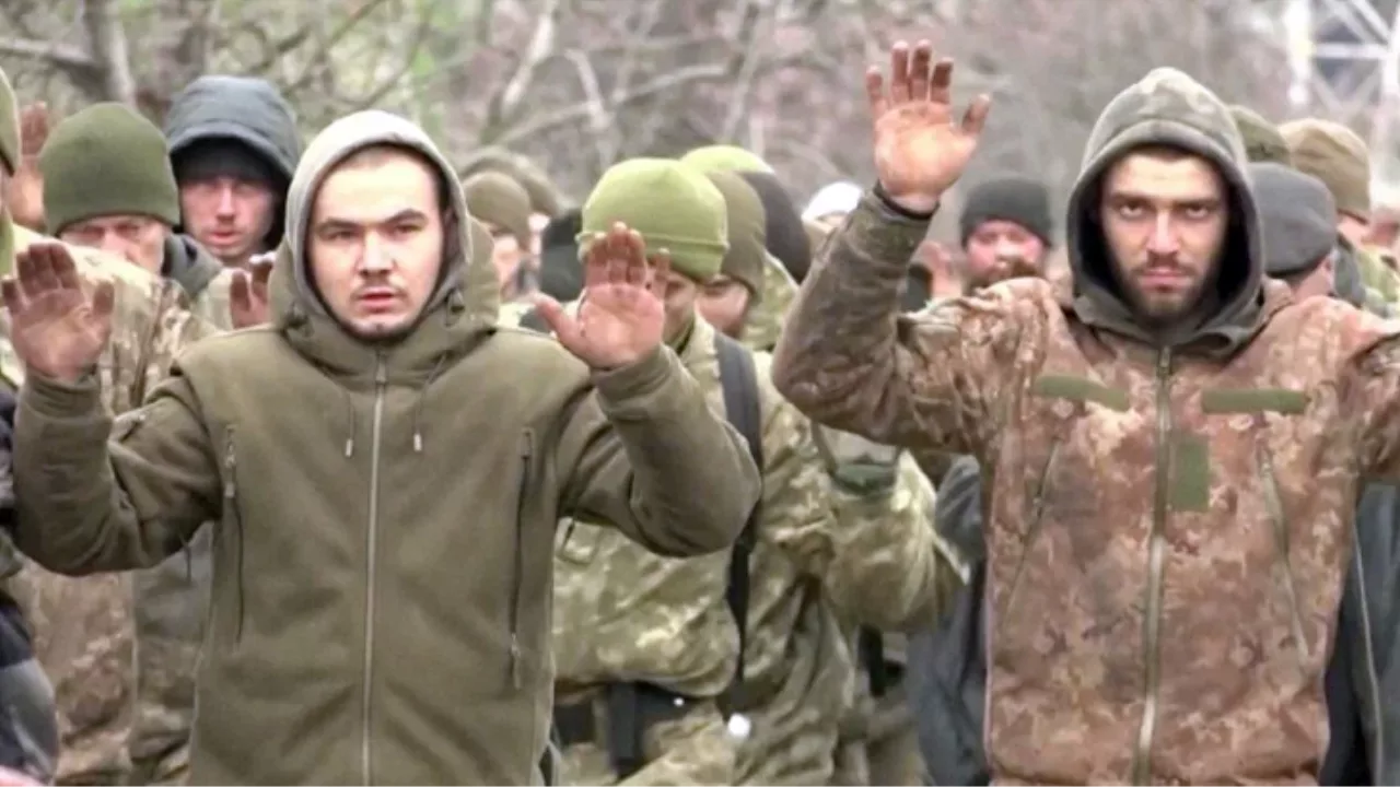 Rusya için büyük stratejik öneme sahip Mariupol'de Ukraynalı askerler böyle teslim oldu